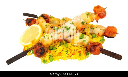 Gegrillte Fischkebabs mit Reis und Gemüse isoliert auf weißem Hintergrund Stockfoto