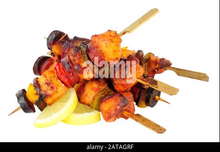 Huhn und würzige Chorizo-Wurstkebabs mit süßen Paprika isoliert auf weißem Hintergrund Stockfoto