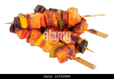 Huhn und würzige Chorizo-Wurstkebabs mit süßen Paprika isoliert auf weißem Hintergrund Stockfoto