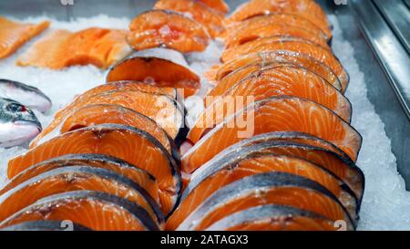 Frische Stücke gekühlter roter Fische auf dem Markt Stockfoto