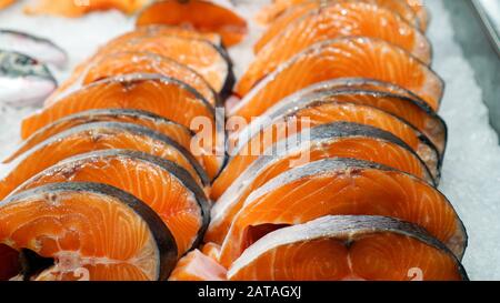 Frische Stücke gekühlter roter Fische auf dem Markt Stockfoto