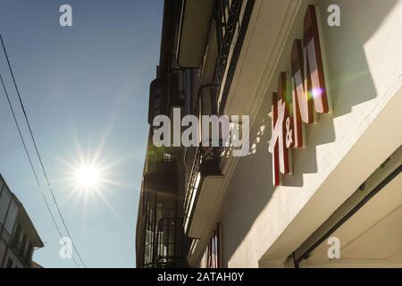 GRANADA, ANDALUSIEN, SPANIEN. JANUAR 2020. H&M-Verkaufsplattform. Stockfoto