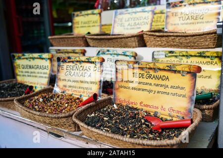 GRANADA, ANDALUSIEN, SPANIEN. JANUAR 2020. Gewürze werden auf dem Markt angeboten Stockfoto