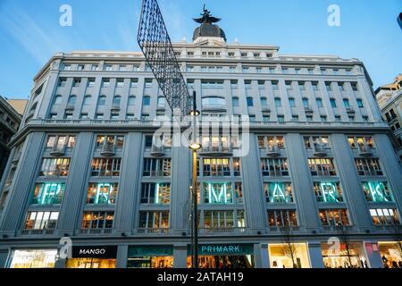 MADRID, SPANIEN. DEZEMBER 2020. Fassade des Gebäudes des Primark Kleiderhauses. Stockfoto