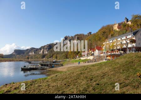 Blick nach Rathen mit Schloss Altrathen an der Elbe, Sandsteinfeldgebirge, Nationalpark Sächsischen Schweiz, Sachsen, Deutschland, Europa Stockfoto