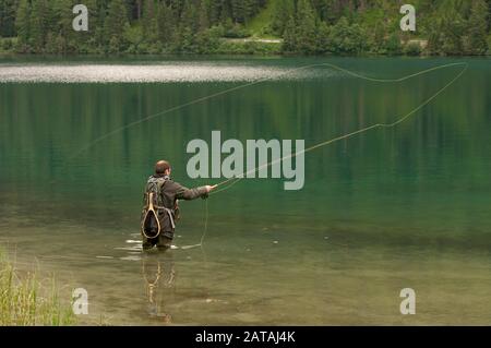 Angeln im Antholzer See, Osttirol, Trentino Alto Adige, Italien Stockfoto