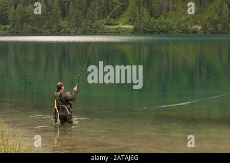 Angeln im Antholzer See, Osttirol, Trentino Alto Adige, Italien Stockfoto