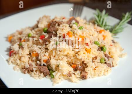 Reispilaf mit Fleisch und Gemüse Stockfoto