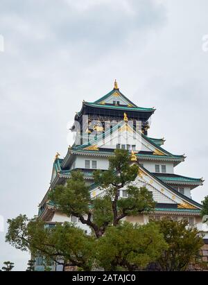 Die fünf Geschichten Main Tower (tenshu) der Burg von Osaka mit Hip bedeckte-und-giebeldächern (irimoya-hafu) mit shachihoko Kreuzblumen. Osaka. Japan Stockfoto