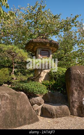 Der Blick auf die japanische Steinlaterne von Nazura-doro mit rauen, ungeschliffenen Steinen im Isshin-JI-Tempel von Osaka. Japan Stockfoto