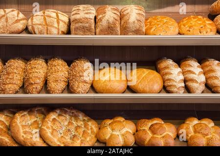 Konzentrieren Sie sich auf Regale mit Brot in einem Supermarkt Stockfoto