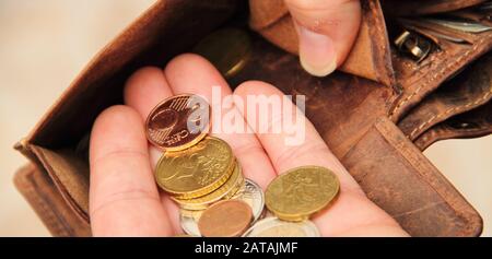 Eine Handvoll kleiner Geld Stockfoto