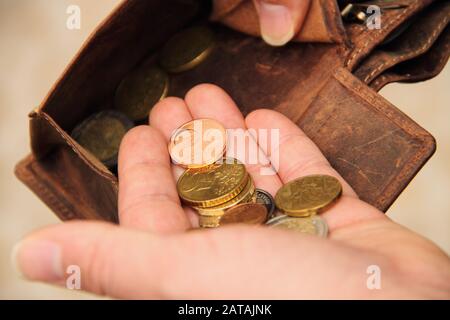 Eine Handvoll kleiner Geld Stockfoto