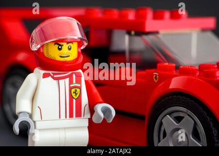 Tambov, Russische Föderation - 02. Juli 2019 Lego Ferrari F40 Competizione Fahrer Minifigure in der Nähe seines Autos von LEGO Speed Champions. Stockfoto