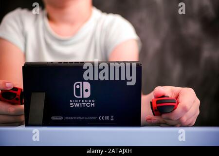 Tambov, Russische Föderation - 7. September 2019 Junge mit Nintendo Switch Videospielkonsole. Stockfoto