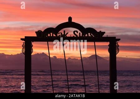 Meeresschaukel bei Sonnenuntergang auf Gili Trawangan, Gili-Inseln, Lombok, Indonesien Stockfoto