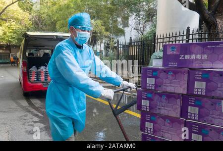 (200201) -- WUHAN, 1. Februar 2020 (Xinhua) -- EIN medizinischer Arbeiter fährt an einem Lieferwagen vorbei, der in einem Krankenhaus in Wuhan, der zentralchinesischen Provinz Hubei, am 31. Januar 2020 Takeaways abliefert. Mitten in einer schweren Epidemie verlor Wuhan in der zentralchinesischen Provinz Hubei die Hektik der Vergangenheit, mit wenigen Autos und Fußgängern auf den Straßen. Für die Menschen, die zu Hause bleiben, um die Infektion des neuartigen Coronavirus zu vermeiden, sind die Mitnahmeerlöser in der Stadt zur Brücke zwischen ihnen und der Außenwelt geworden.Yang Hu, ein leitender Mitarbeiter von "Eleme", Alibabas Flaggschiff der "Takeaway-ordering App", ist verantwortlich Stockfoto