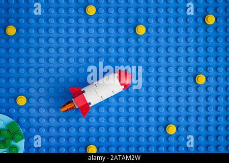 Tambov, Russische Föderation - 20. Januar 2020 Lego Space Rocket Sprengen Durch Den Sternenhimmel Ins All. Stockfoto