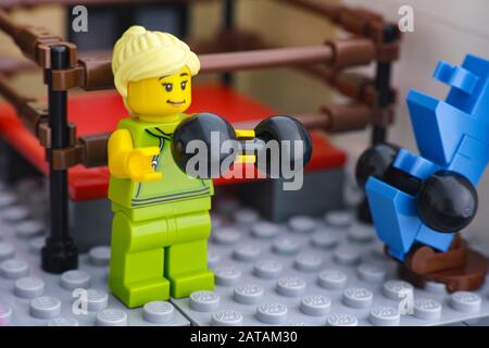 Tambov, Russische Föderation - 21. Januar 2020 Lego Woman Minifigure Hubgewichte in einer Sporthalle. Stockfoto