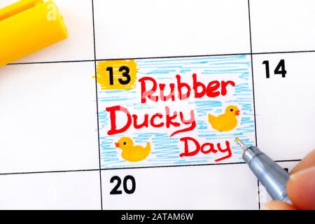 Woman Fingers mit Stift zur Erinnerung An Den Gummi-Bucky-Tag im Kalender. Januar 13. Stockfoto