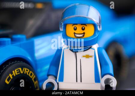 Tambov, Russische Föderation - 20. Januar 2020 Lego Chevrolet Camaro ZL1 Fahrer Minifigure von LEGO Speed Champions gegen sein Auto. Studio gedreht. Stockfoto