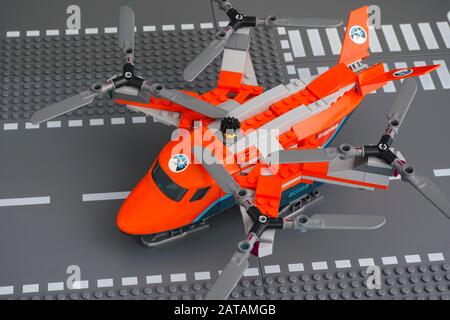 Tambov, Russische Föderation - 20. Januar 2020 Lego Schwerlast-Quadrocopter mit 4 drehenden Rotoren auf Straßenbesplatten. Studio gedreht. Stockfoto