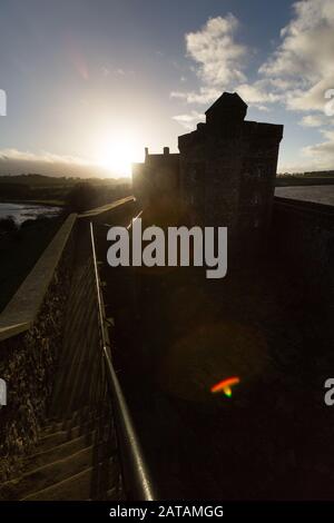 Blackness Castle, Blackness, Schottland. Malerische Silhouetten mit Blick auf die historische Burg Der Schwarzen. Stockfoto