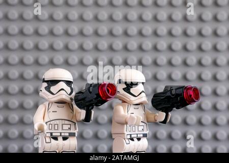 Tambov, Russische Föderation - 08. Juli 2018 Zwei Lego First Order Sturmtroopers Minifiguren mit Blastern vor grauem Grundplattenhintergrund. Studio gedreht Stockfoto