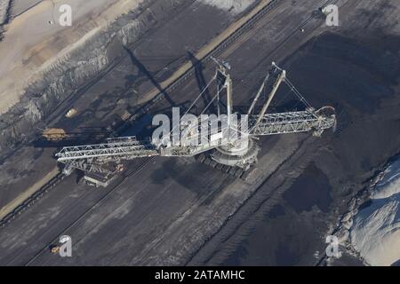 LUFTAUFNAHME. Bagger 284 ist ein Bagger im Kohlebergwerk Garzweiler. Nordrhein-Westfalen, Deutschland. Stockfoto