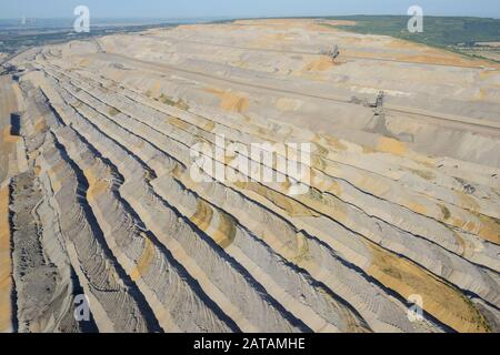 LUFTAUFNAHME. Massive Anhäufung von Überlastungen bei einer Kohlemine. Hambach, Nordrhein-Westfalen, Deutschland. Stockfoto