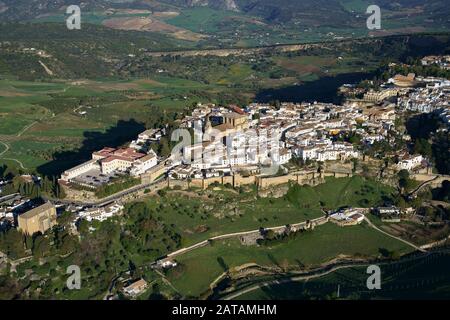 LUFTAUFNAHME. Malerische Altstadt auf einer mesa. Ronda, Andalusien, Spanien. Stockfoto