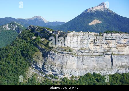 LUFTAUFNAHME. Militärfestung von Saint-Eynard, die an der Spitze einer steilen Klippe steht. Isère, Auvergne-Rhône-Alpes, Frankreich. Stockfoto