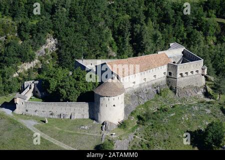 LUFTAUFNAHME. Schloss im Upper Verdon Valley. Colmars-les-Alpes, Alpes de Haute-Provence, Frankreich. Stockfoto