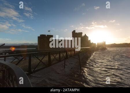 Blackness Castle, Blackness, Schottland. Silhouettenblick auf die westliche façade der Burg Der Schwärmerei, mit der Pier aus dem 19. Jahrhundert im Vordergrund. Stockfoto