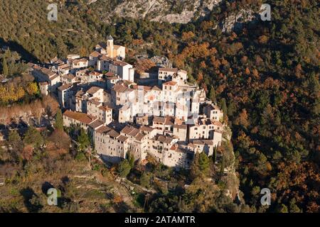 LUFTAUFNAHME. Ansammlung von Häusern eines mittelalterlichen Dorfes, das auf einem schmalen Felsvorsprung erbaut wurde. Peillon, Alpes-Maritimes, Frankreich. Stockfoto