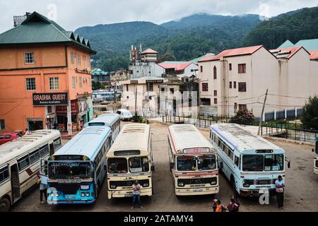 Vielbefahrene Bushaltestelle Nuwara Eliya in Sri Lanka Stockfoto