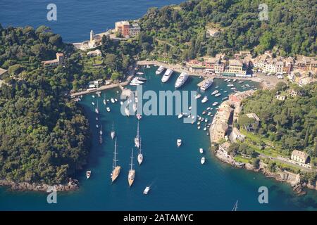 LUFTAUFNAHME. Portofinos natürlicher Hafen. Metropolstadt Genua, Ligurien, Italien. Stockfoto