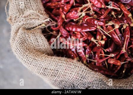 Getrocknete rote Chilischoten in einer Baumwolltasche auf einem Markt in Sri Lanka Stockfoto