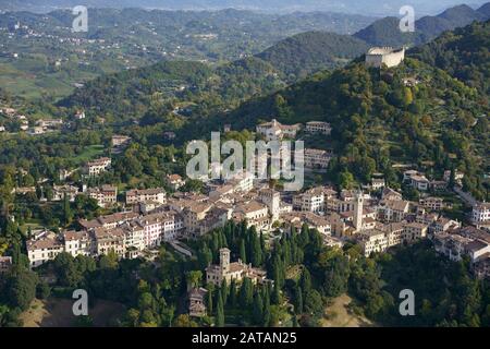 LUFTAUFNAHME. Malerische Stadt auf grünen Hügeln. Asolo, Venetien, Italien. Stockfoto