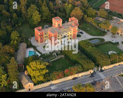 LUFTAUFNAHME. Villa Albertini. Stadt Garda, Gardasee, Venetien, Italien. Stockfoto