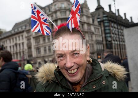 Nach dreieinhalb Jahren politischer Umwälzungen im britischen parlament feiern Brexiteers in Westminster am Brexit-Tag, dem Tag, an dem Großbritannien die Europäische Union am 31. Januar 2020 rechtskräftig verlässt, in London, England. Stockfoto