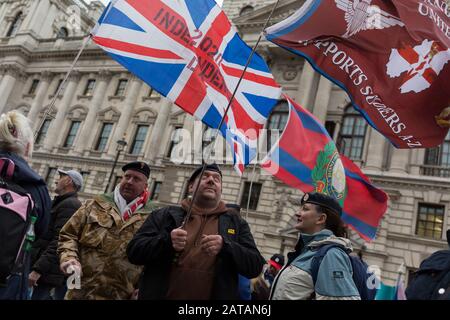 Nach dreieinhalb Jahren politischer Umwälzungen im britischen parlament feiern Militärveteranen und Brexiteer in Westminster am Brexit-Tag, dem Tag, an dem Großbritannien die Europäische Union am 31. Januar 2020 rechtskräftig verlässt, in London, England. Stockfoto