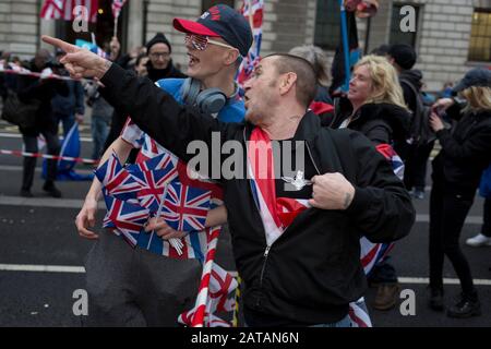 Nach dreieinhalb Jahren politischer Umwälzungen im britischen parlament feiern Brexiteers und ein Armee-Veteran in Westminster am Brexit-Tag, dem Tag, an dem Großbritannien die Europäische Union am 31. Januar 2020 rechtskräftig verlässt, in London, England. Stockfoto