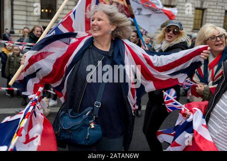 Nach dreieinhalb Jahren politischer Umwälzungen im britischen parlament feiern Brexiteers in Westminster am Brexit-Tag, dem Tag, an dem Großbritannien die Europäische Union am 31. Januar 2020 rechtskräftig verlässt, in London, England. Stockfoto