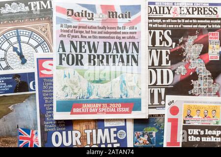 Britische Zeitungen an dem Tag, an dem das Vereinigte Königreich die Europäische Union verließ. Stockfoto