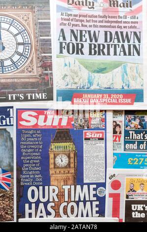 Britische Zeitungen an dem Tag, an dem das Vereinigte Königreich die Europäische Union verließ. Stockfoto