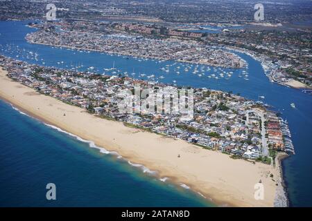 LUFTAUFNAHME. Balboa Peninsula mit Lido Isle hinter dem Hauptkanal. Newport Beach, Orange County, Kalifornien, USA. Stockfoto