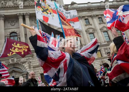 Nach dreieinhalb Jahren politischer Umwälzungen im britischen parlament feiern Brexiteers in Westminster am Brexit-Tag, dem Tag, an dem Großbritannien die Europäische Union am 31. Januar 2020 rechtskräftig verlässt, in London, England. Stockfoto