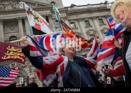 Nach dreieinhalb Jahren politischer Umwälzungen im britischen parlament feiern Brexiteers in Westminster am Brexit-Tag, dem Tag, an dem Großbritannien die Europäische Union am 31. Januar 2020 rechtskräftig verlässt, in London, England. Stockfoto