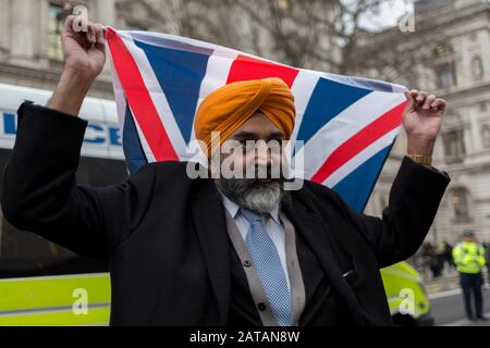 Nach dreieinhalb Jahren politischer Umwälzungen im britischen parlament feiern ein britischer Sikh und Brexiteers in Westminster am Brexit-Tag, dem Tag, an dem Großbritannien die Europäische Union am 31. Januar 2020 rechtskräftig verlässt, in London, England. Stockfoto